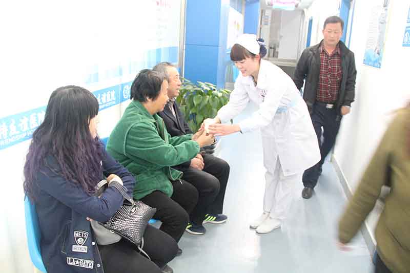 嵊州男科济德医院关爱老人